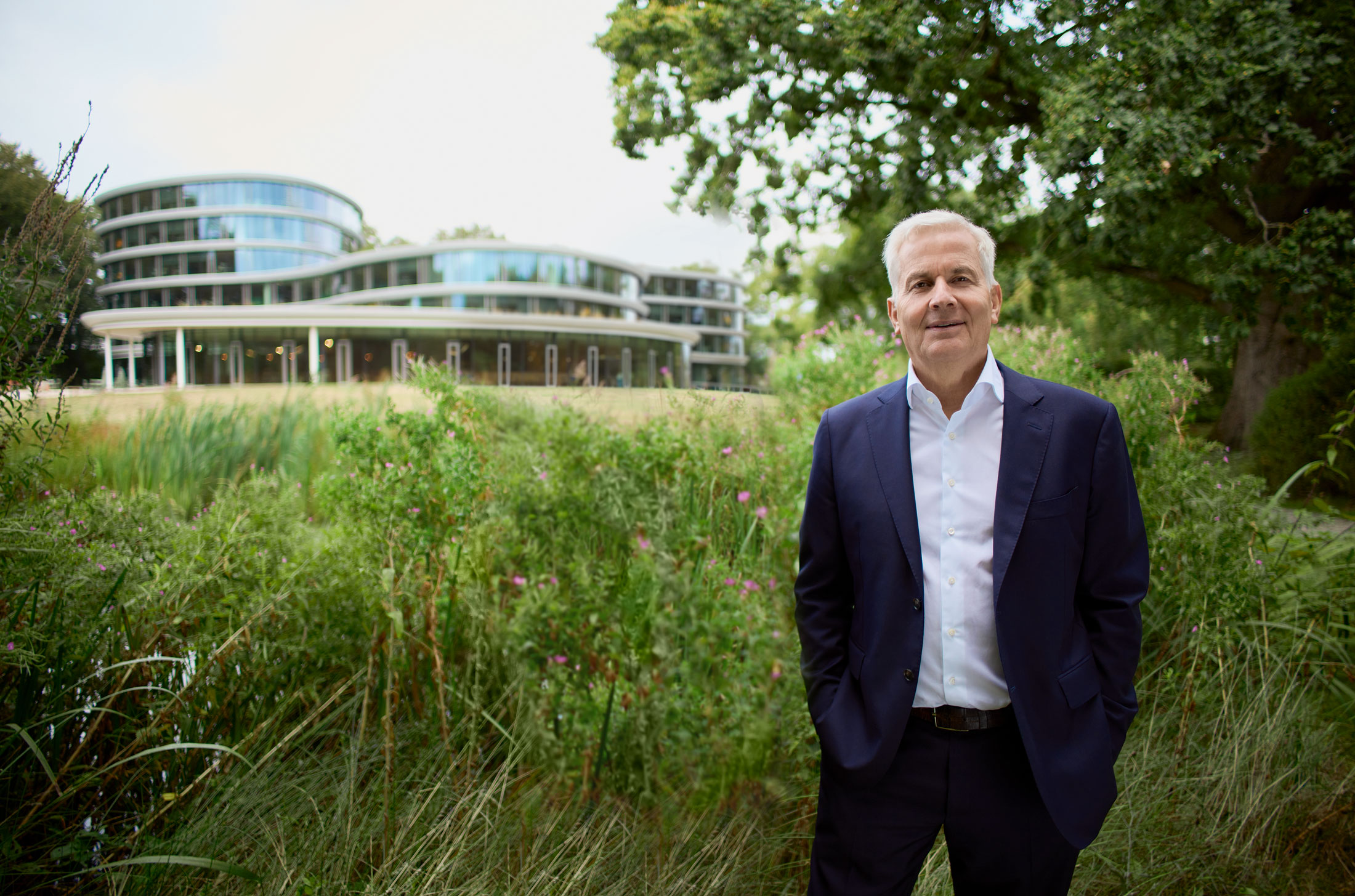 man in veld met gebouw op de achtergrond